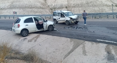 İki araç kafa kafaya çarpıştı: 4 yaralı