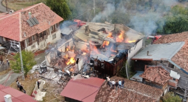 İki katlı konak alevlere teslim oldu