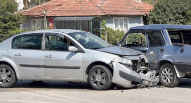 İki otomobilin çarpıştığı kazada 6 kişi yaralandı