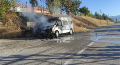İşçi servisi minibüsünde çıkan yangın söndürüldü