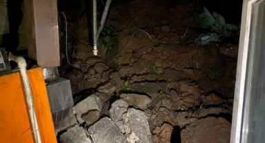 İstinat duvarı çöktü, 3 katlı ev tahliye edildi