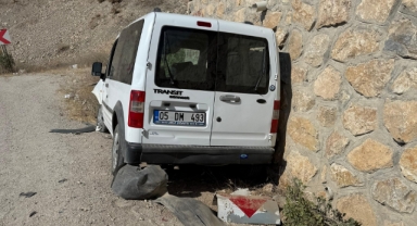 İstinat duvarına çarpan hafif ticari araçtaki 2 kişi yaralandı