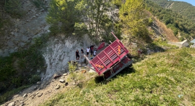 Kamyon devrildi, sürücü hayatını kaybetti