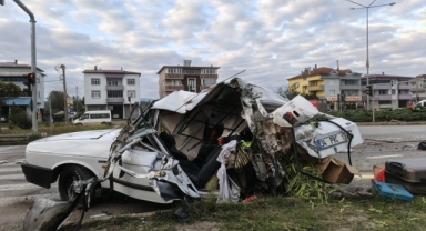 Kamyonet ile otomobilin çarpışması sonucu 4 kişi yaralandı