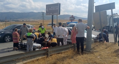 Kamyonla Otomobil Çarpıştı: 4 Yaralı Hastaneye Kaldırıldı