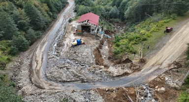 Karadeniz'de şiddetli yağışlar sonucu kapanan kara yolu ulaşıma açıldı