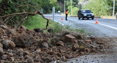 Karadeniz'de toprak kayması meydana gelen o yolda ulaşım kontrollü sağlanıyor