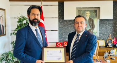 Kaymakam Kavanoz’dan Müftü Gülbe’ye Başarı Belgesi