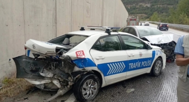Kazaya müdahale eden polis aracına otomobil çarptı: 2’si polis 8 yaralı