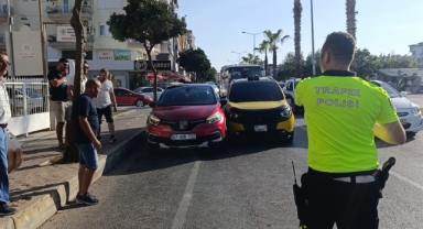 Kendisini bekleyen araca koşarken otomobil çarptı: O anlar güvenlik kamerasında