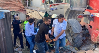 Kontrolden çıkan iş makinesi dehşet saçtı: 2'si çocuk 4 yaralı