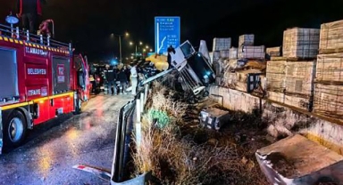 Kontrolden Çıkan Tanker Bariyerlere Çarparak Devrildi