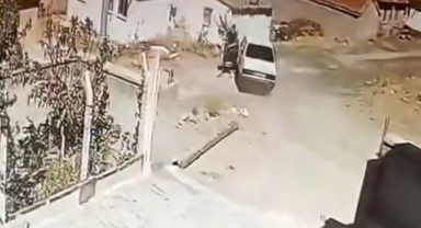 Korku Dolu Anlar! Araçta Yılan Paniği