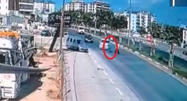 Kucağına aldığı oğluyla yolun karşısına geçerken otomobil çarptı: 1'i ağır 2 yaralı