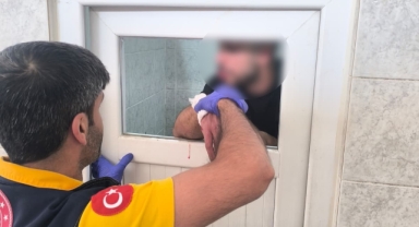 Madde krizine giren kişi caminin tuvalet camlarını parçaladı