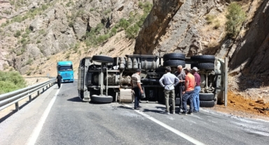 Maden Yüklü Kamyon Yola Devrildi