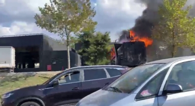 Midye satışı yapılan kamyonet alev alev yandı