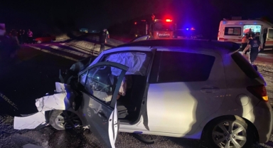 Minibüs ile otomobil kafa kafaya çarpıştı; 9 yaralı