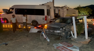 Minibüs ile Otomobilin Çarpıştığı Feci Kazada 12 Kişi Yaralandı!