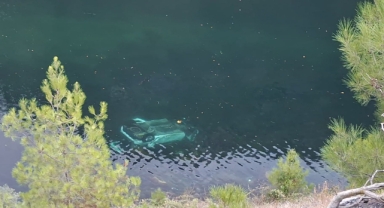Nehre düşen otomobildeki kadın ve çocuğu öldü