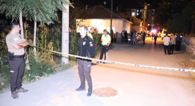 Önce komşusunu sonra annesi ile kardeşini ardından kendini vurdu