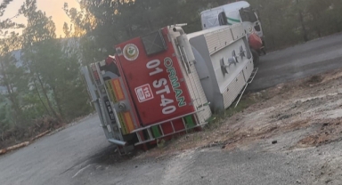 Orman yangınına müdahaleden dönen su tankeri devrildi
