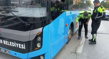 Otobüsün lastiği bomba gibi patladı, sürücünün dikkati faciayı önledi