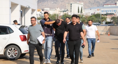 Otomatik Silahlarla Galeriye Kurşun Yağmuru