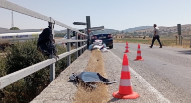 Otomobil bariyerlere çarptı: Ölü ve yaralılar var