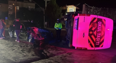 Otomobil ile çarpışan servis minibüsü devrildi