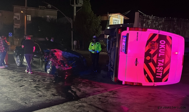 Otomobil ile çarpışan servis minibüsü devrildi