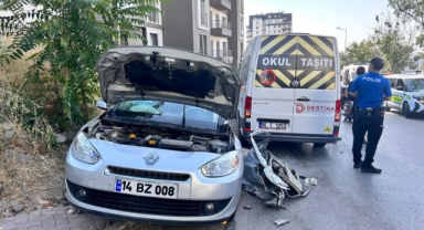 Otomobil ile servis minibüsü kafa kafaya çarpıştı: 12 yaralı