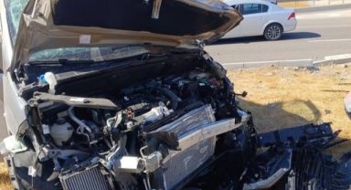 Otomobil ile Ticari Araç Çarpıştı: 1 Ölü, 4 Yaralı