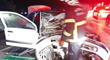 Otomobil, kum yüklü traktöre çarptı:1 ölü, 5 yaralı