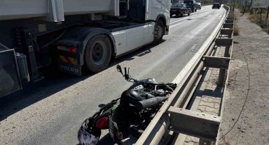 Otomobil sürücüsü motosiklete çarpıp kaçtı; 1 yaralı