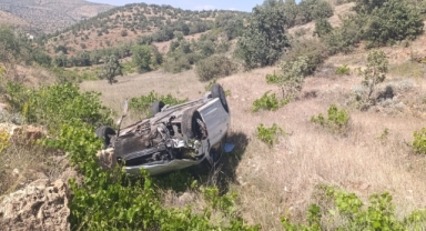 Otomobil takla atıp hurdaya döndü
