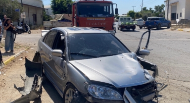 Otomobil trafoya ve otobüs durağına çarptı: 1 yaralı