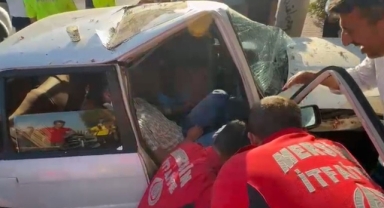 Otomobilde sıkışan yaralıyı itfaiye erleri kapıyı keserek kurtardı