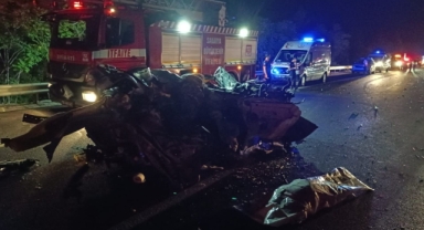 Otoyolda feci kaza, araçtan geriye hurda yığını kaldı: 1 ölü, 1 yaralı