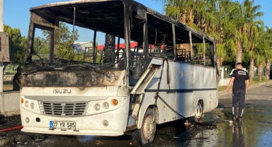 Park halindeki midibüs alev alev yandı