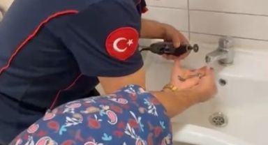 Parmağına yüzük sıkışan kadının yardımına itfaiye yetişti