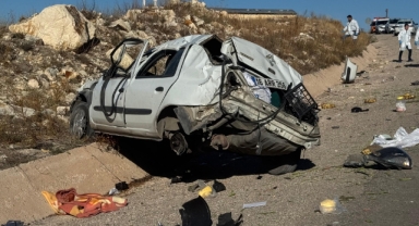 Refüje çarpan otomobilin sürücüsü hayatını kaybetti