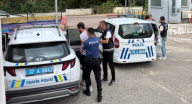 Restoranda yemek yiyen polis memurunu darp ettiler!