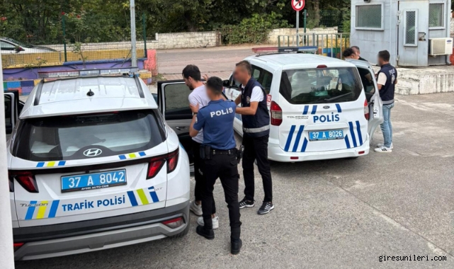 Restoranda yemek yiyen polis memurunu darp ettiler!