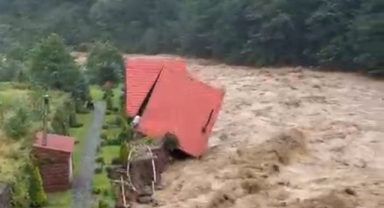 Rize'de Şiddetli Yağış Sonrası Bungalovlar Sürüklendi... O Anlar Kamerada!