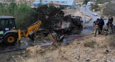 Saman Yüklü Tır Alev Aldı