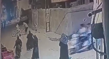 Sesinden rahatsız olduğu çocukları sopayla dövdü