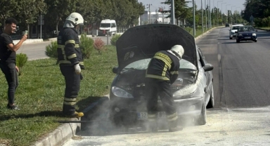 Seyir halindeki otomobil alev aldı