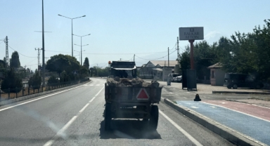 Seyir halindeki traktörün römork lastikleri korkuttu