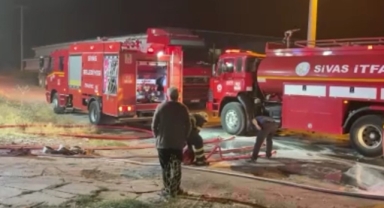 Sivas’ta ahşap ürünleri fabrikasında çıkan yangın kontrol altında